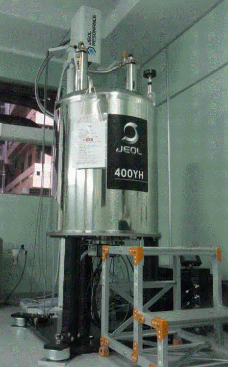 核磁気共鳴装置（NMR）の写真